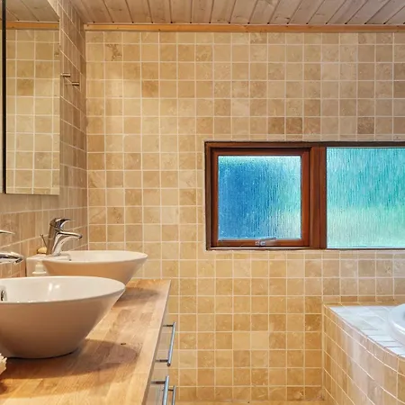 6 Person In Farevejle-by Traum *